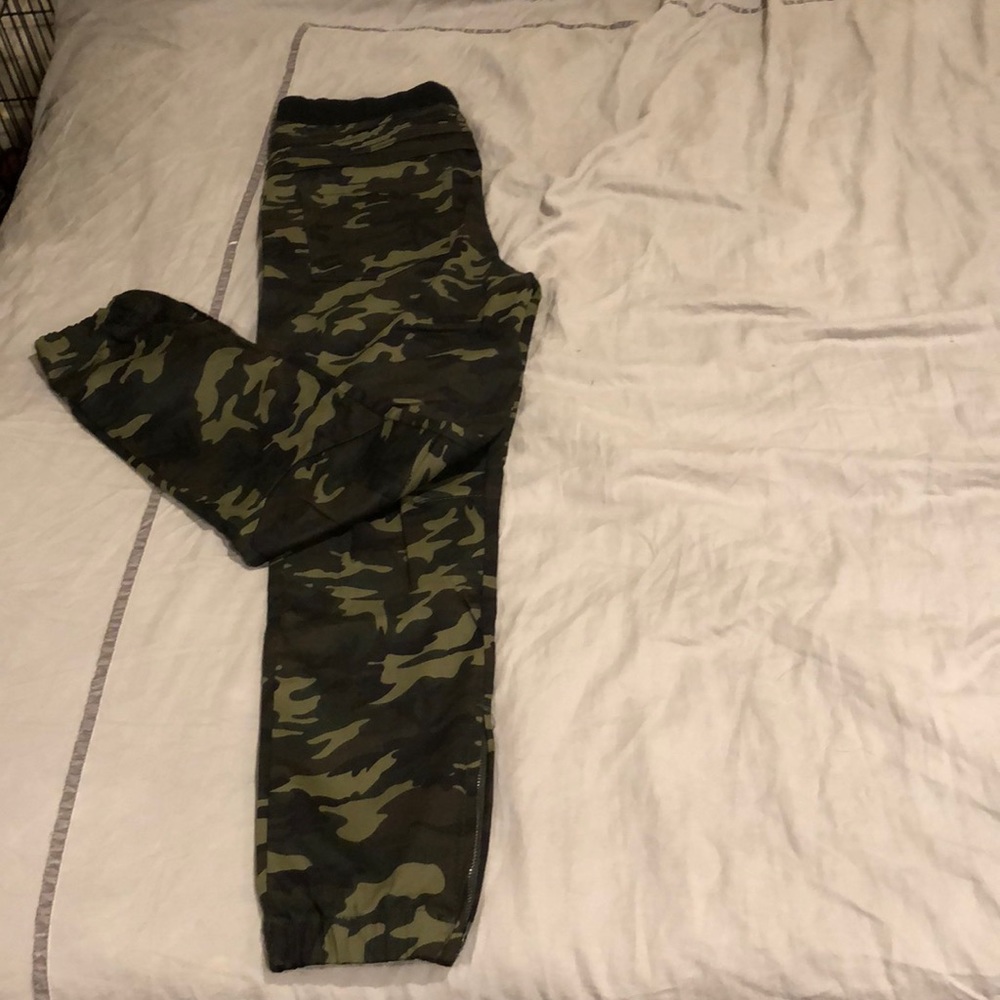Men’s camo jogger pants